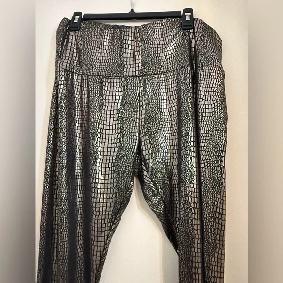 Plus Size Gold Wide Waistband Crocodile Leggings - Picture 4 of 4